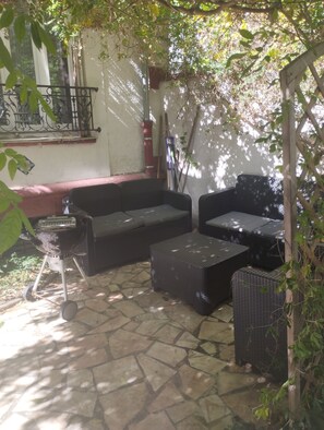 Terrace/patio - La Maison du Bonheur with garden and private parking in the center of Saint Ouen. (Saint-Ouen-sur-Seine)