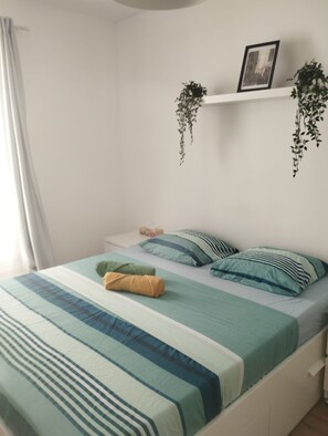 3 habitaciones, tabla de planchar con plancha, wifi y ropa de cama