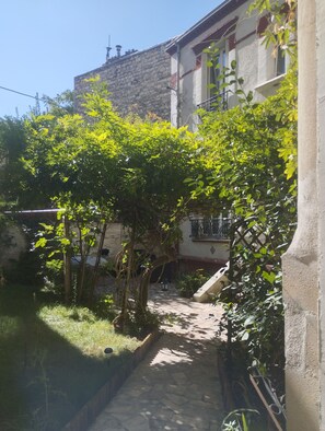 Property grounds - La Maison du Bonheur with garden and private parking in the center of Saint Ouen. (Saint-Ouen-sur-Seine)