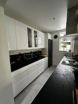 Private kitchen - La Maison du Bonheur with garden and private parking in the center of Saint Ouen. (Saint-Ouen-sur-Seine)