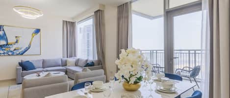 Luxury Apartment, Balcony, Bay View | In-room dining