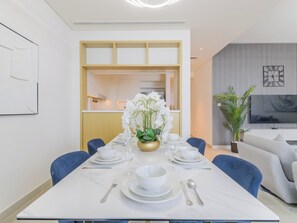 Luxury Apartment, Balcony, Bay View | In-room dining