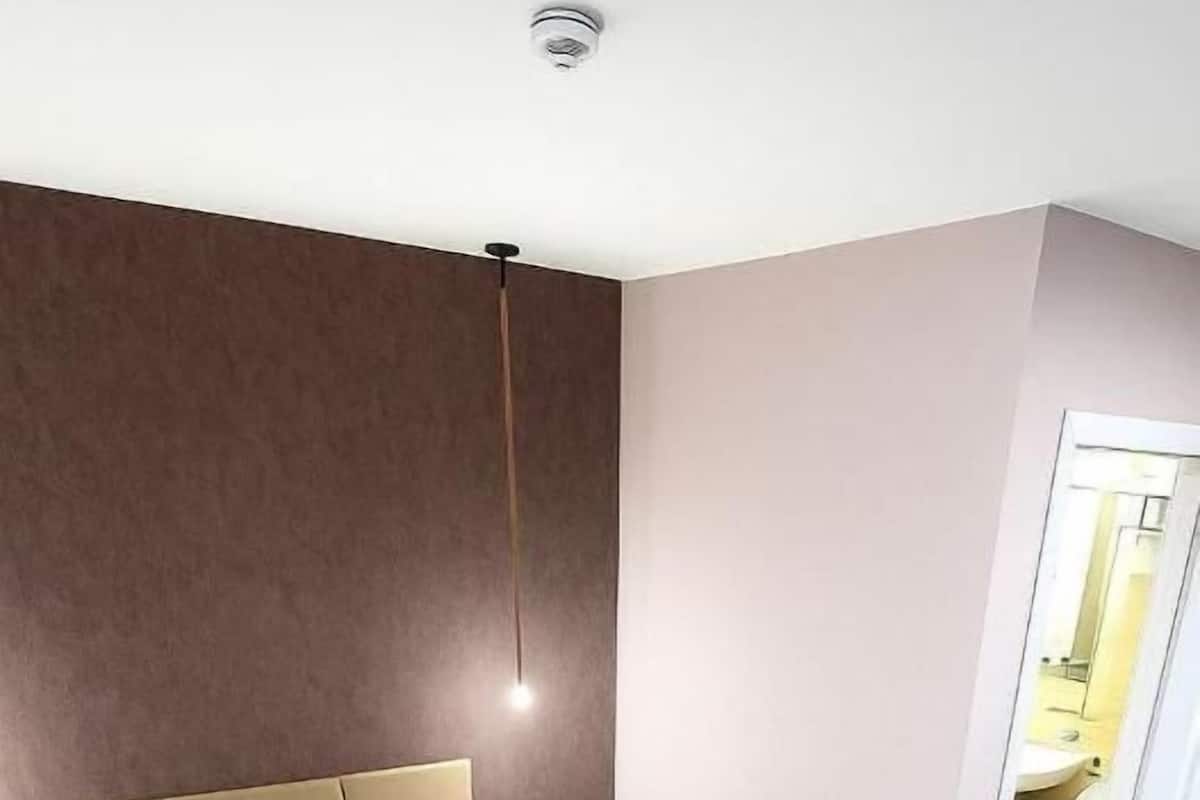 Escritorio, espacio para trabajar con laptop y wifi gratis