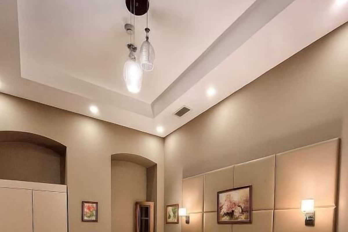 Escritorio, espacio para trabajar con laptop y wifi gratis