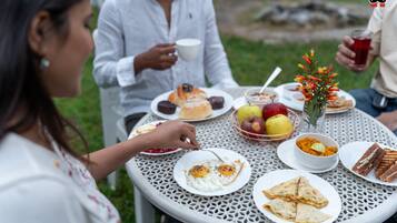 Päivittäinen buffetaamiainen (300 INR per henkilö)