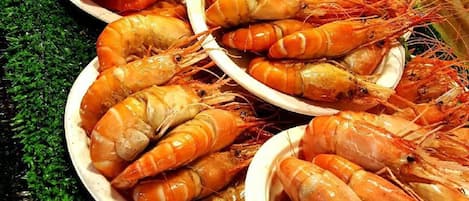 Camarones cocidos dispuestos en platos.