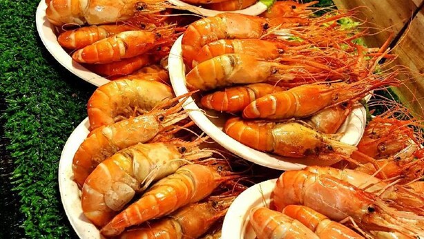 A display of cooked shrimp arranged on plates. - Room2u (Hat Yai)