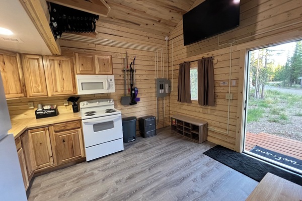 Coffee/tea maker, fridge, microwave, oven