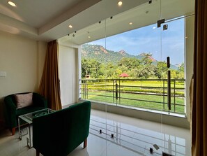 Familien-Vierbettzimmer, Hügelblick | Terrasse/Patio