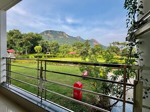 Deluxe-Doppelzimmer, Hügelblick | Terrasse/Patio