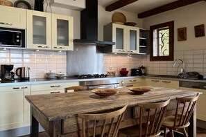 Fridge, microwave, oven, dishwasher - Holiday Home with sauna, Saint-Sauveur (Saint-Sauveur)