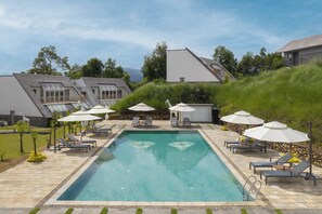 Outdoor pool - Himalayan Hideaway Resort Pokhara, The Centara Collection (Pokhara)