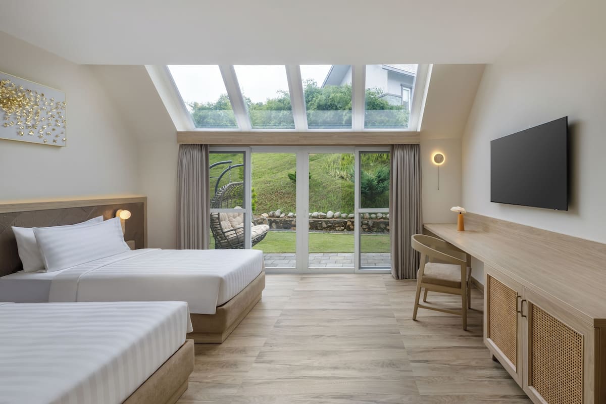 Deluxe Twin Room, Terrace (Garden) | Minibar, desk, laptop workspace, soundproofing