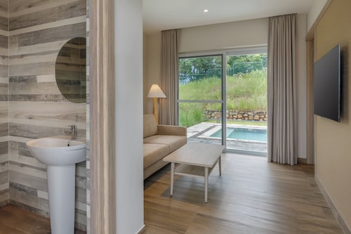 Himalayan Hideaway Resort Pokhara, The Centara Collection