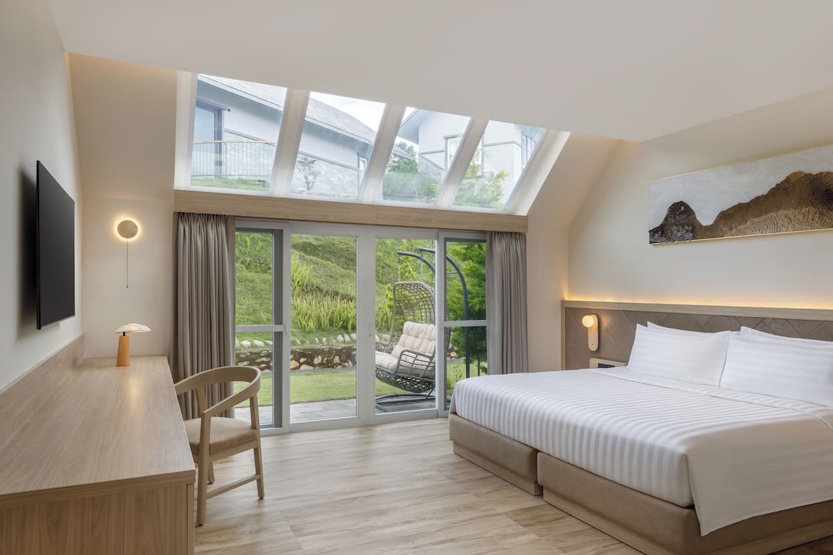 Rom – deluxe, 1 kingsize-seng, terrasse | Minibar, individuelt dekorert, individuelt innredet og skrivebord