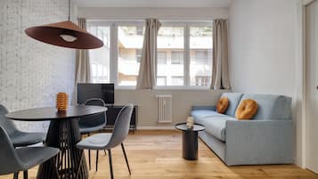 Huoneisto, 1 makuuhuone | Oleskelualue | 32–tuumainen äly-TV, jossa digitaalikanavat