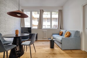 Appartement, 1 chambre | Aire de séjour | Téléviseur connecté de 32 po avec télévision numérique