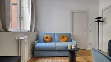 Huoneisto, 1 makuuhuone | Oleskelualue | 32–tuumainen äly-TV, jossa digitaalikanavat