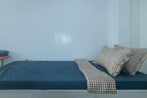 Room - Skybox Pension House by RedDoorz (Iloilo City)