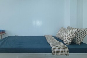 Room - Skybox Pension House by RedDoorz (Iloilo City)