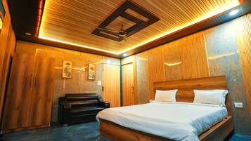 Desk, laptop workspace, free WiFi