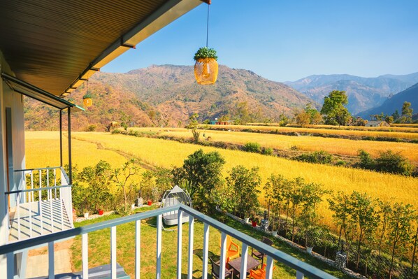 Terrace/patio - Pahadi Aangan BoutiqueVilla By Shivaneel (Kanal Gaon)