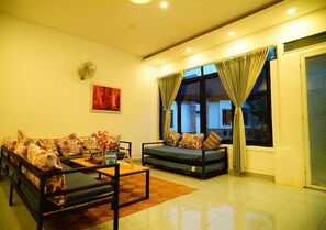 Apartemen Mewah, patio, pemandangan kebun | Area keluarga | TV layar datar