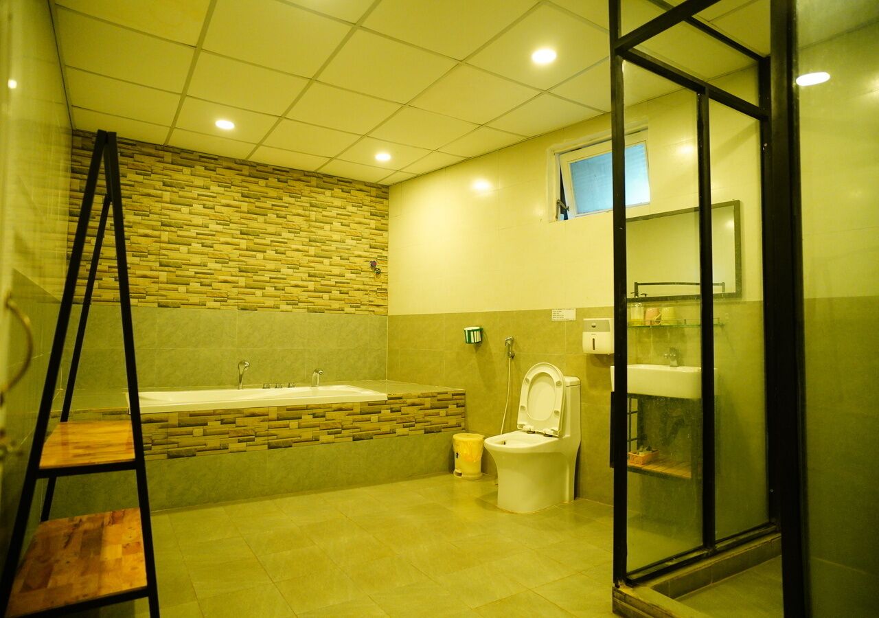 Un baño con bañera, inodoro y cabina de ducha de vidrio.