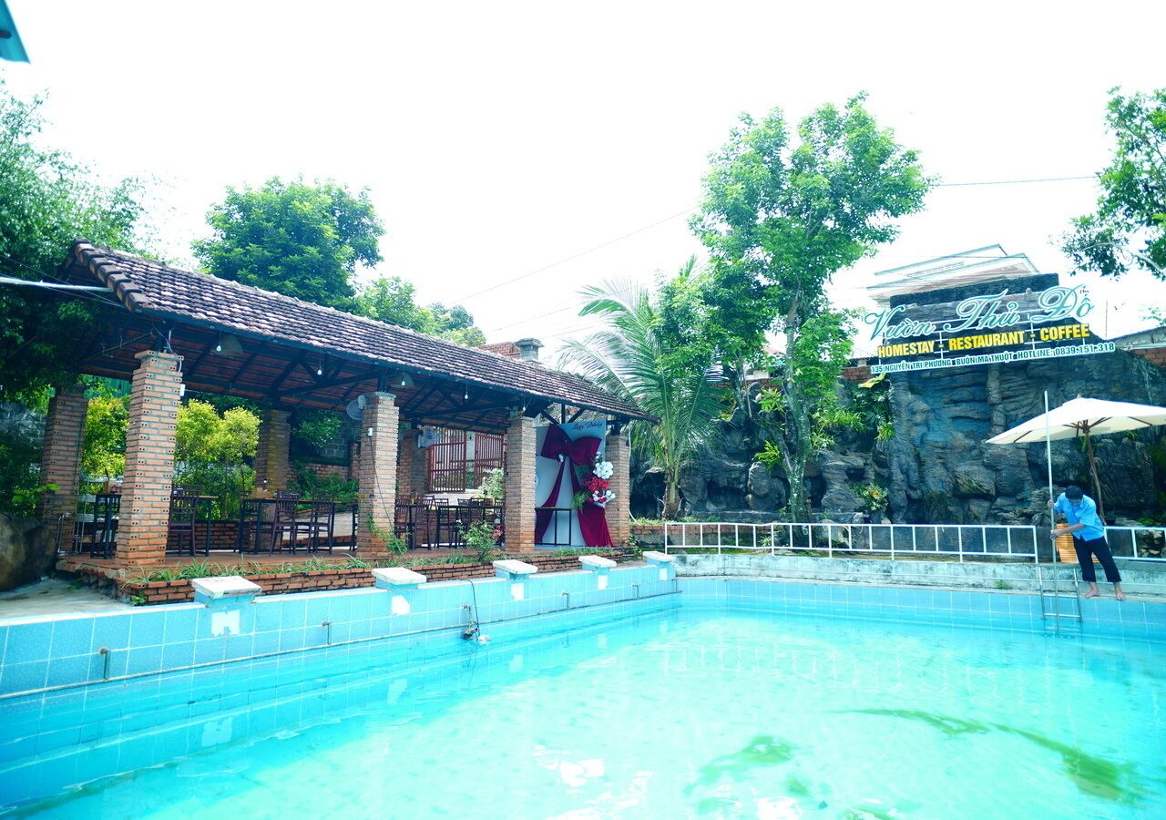 Hồ bơi ngoài trời