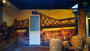 Kahden hengen superior-huone yhdelle, patio, järvinäköala | Yksilöllisesti sisustettu, yksilöllisesti kalustettu, työpöytä