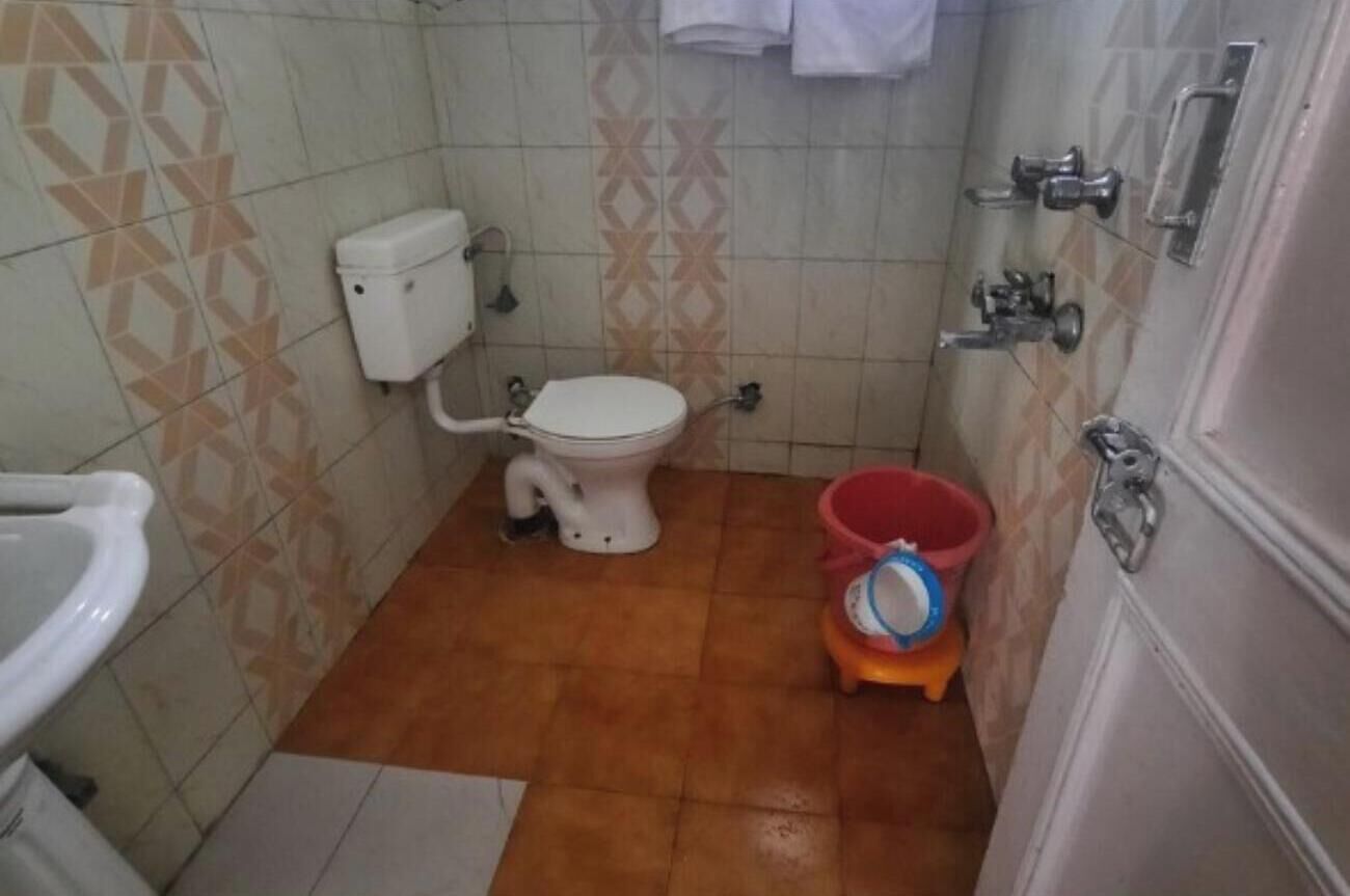 Basic Double Room | Bathroom | Free toiletries, towels, soap, toilet paper