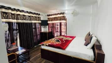 Basic Double Room | Bathroom | Free toiletries, towels, soap, toilet paper
