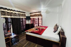 Basic Double Room | Bathroom | Free toiletries, towels, soap, toilet paper - Hotel Dreamland (Udhampur)
