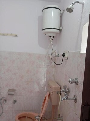 Amenidades de baño gratuitas, toallas, jabón, papel de baño