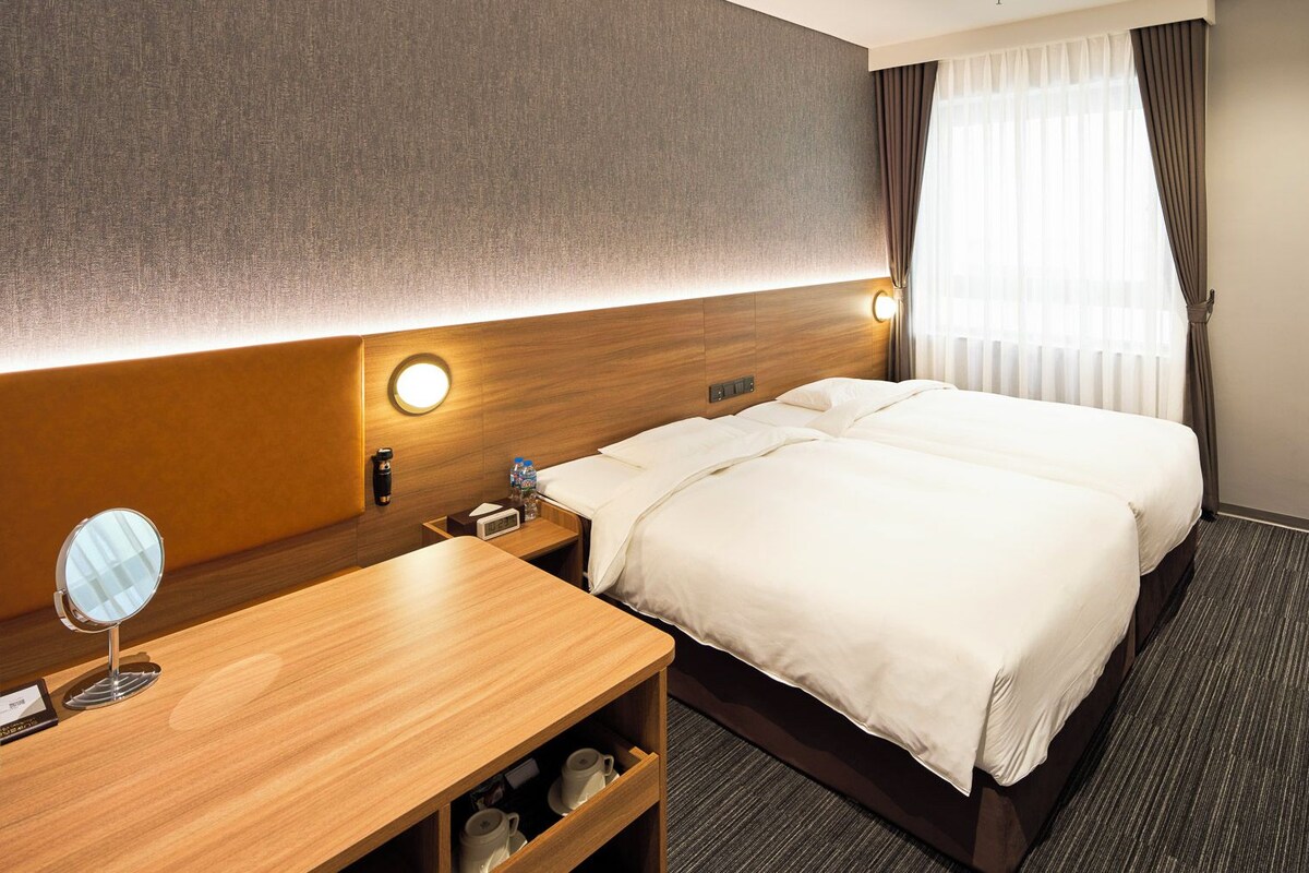Hollywood Twin Room | In-room safe, soundproofing, WiFi (free), bed sheets