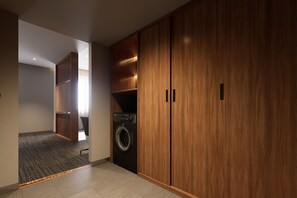 Deluxe Apartment | In-room safe, free WiFi, bed sheets