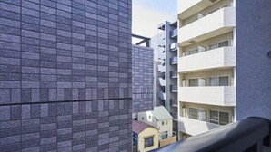 Een modern gebouw met een bakstenen gevel en balkons.