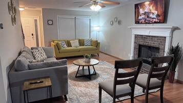 Una Smart TV, una chimenea