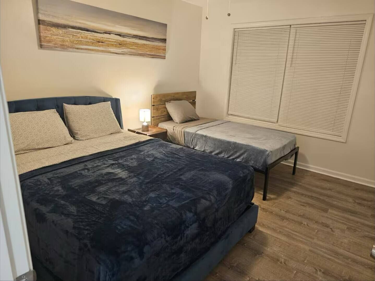 4 slaapkamers, een bureau, een strijkplank/strijkijzer, gratis wifi