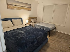 4 bedrooms, iron/ironing board, WiFi, bed sheets