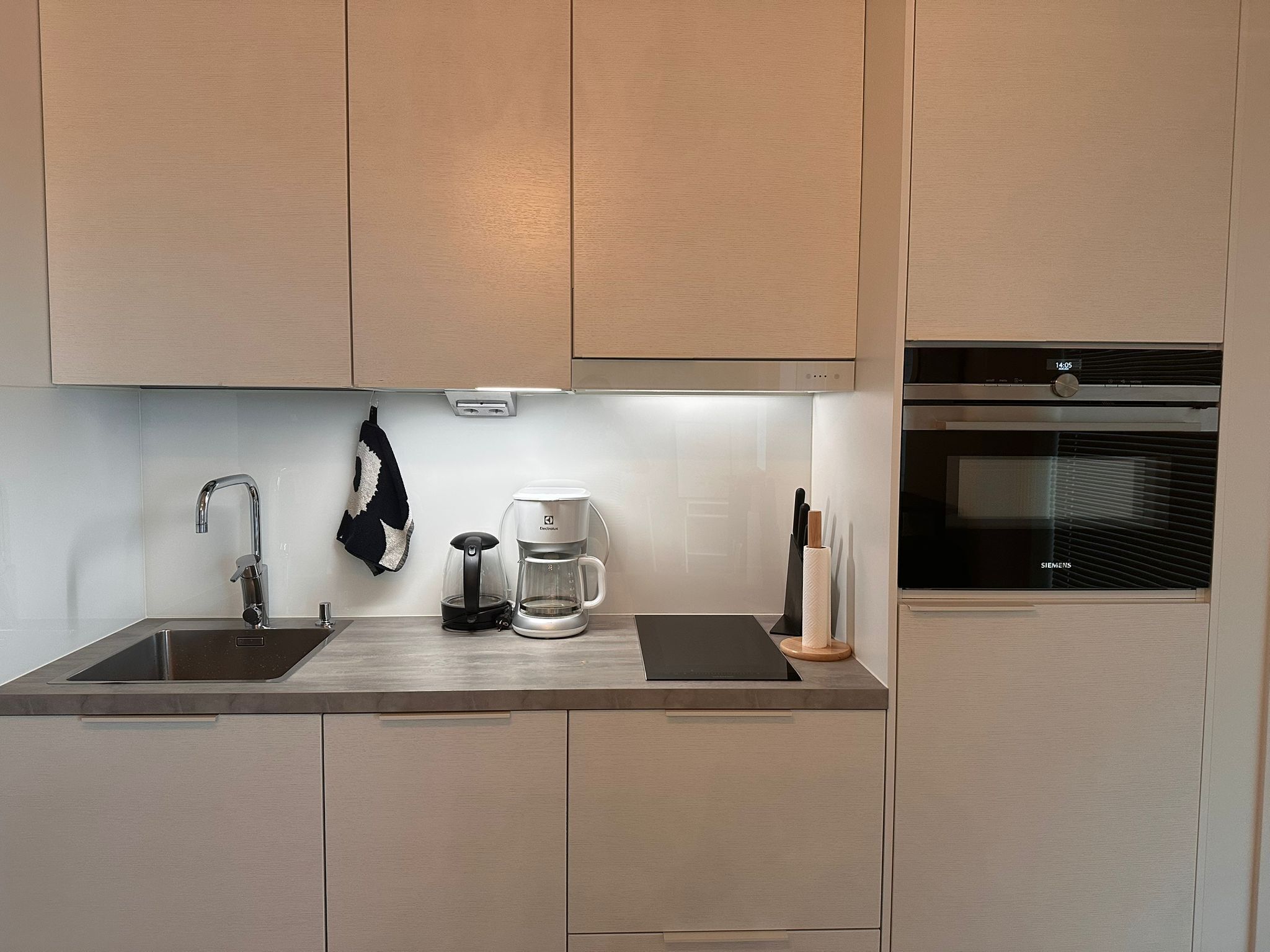 Jääkaappi, mikroaaltouuni, uuni, liesi