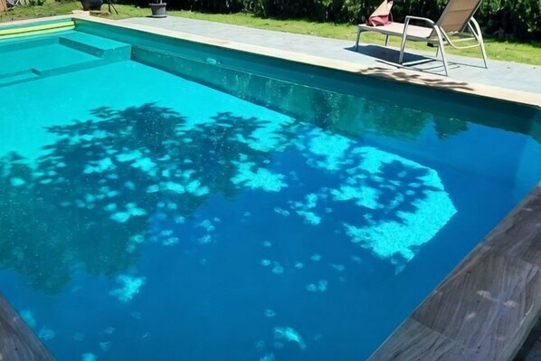 A clear swimming pool with a wooden deck and lounge chairs. - Kampu Nature Pool Villa Rayong (Rayong)