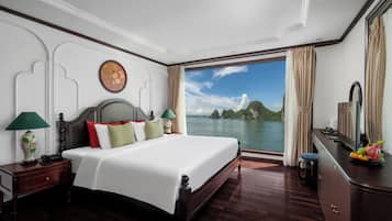 Caja de seguridad en la habitación, escritorio y cortinas blackout