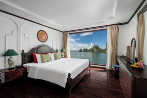 Grand kamer, uitzicht op de baai | Een kluis op de kamer, een bureau, verduisterende gordijnen