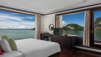 Caja de seguridad en la habitación, escritorio y cortinas blackout