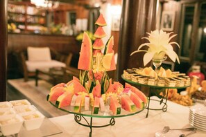 Free daily buffet breakfast