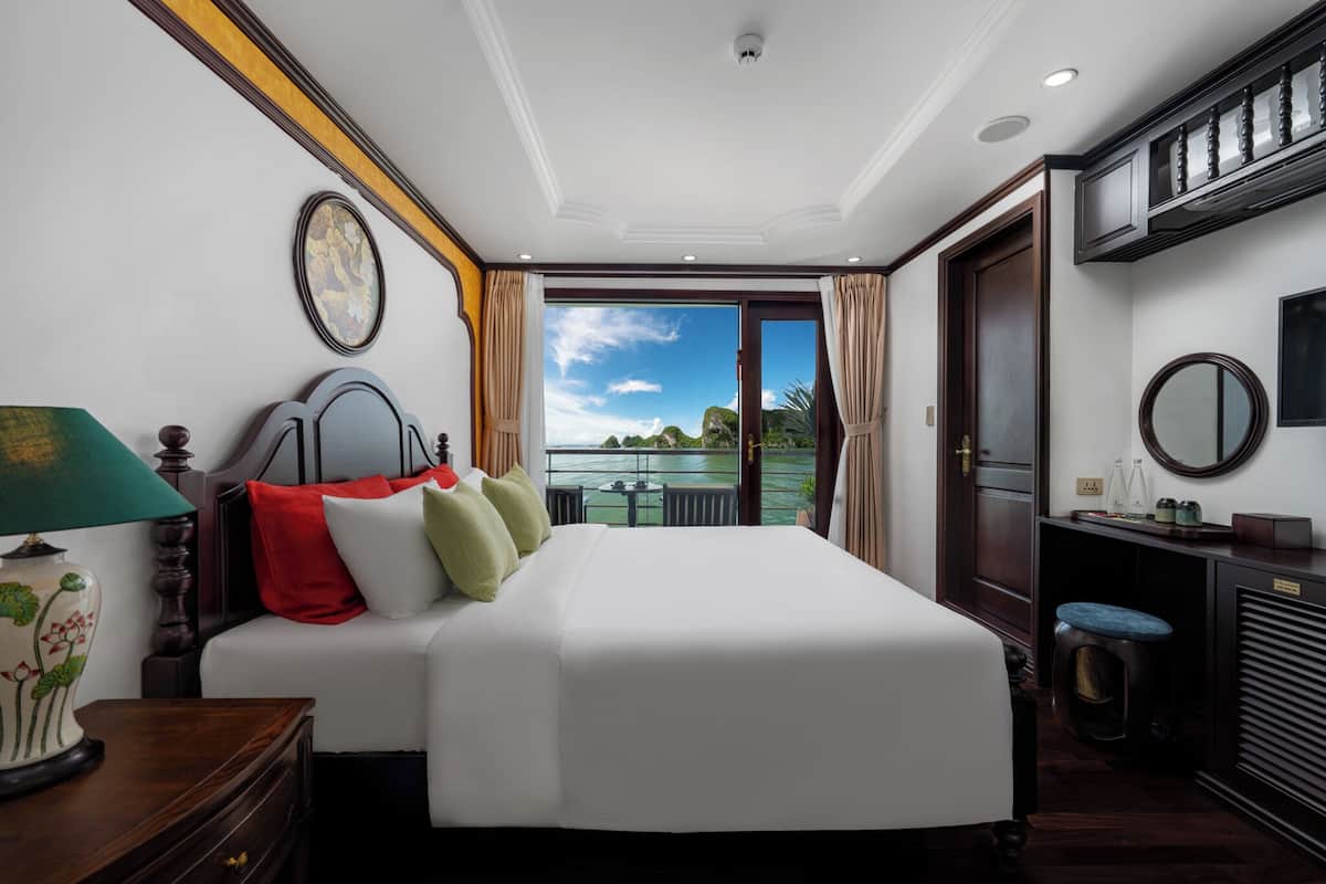 Quarto executivo, vista para a baía | Cofres nos quartos, escrivaninha, cortinas blackout