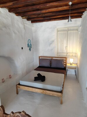 1 bedroom, iron/ironing board, internet, bed sheets