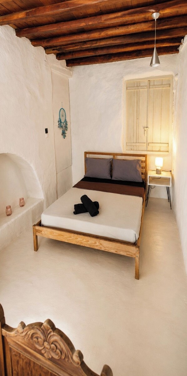 1 bedroom, iron/ironing board, internet, bed sheets