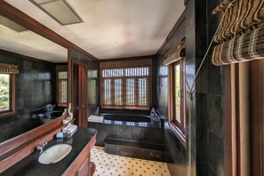 Iron/ironing board - Nakawanna Villa (Phuket)